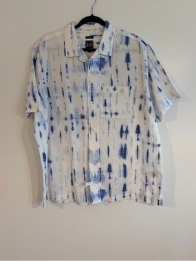 GAP Men's White and Blue Short-Sleeve Tie-Dye Button Down Shirt made with Linen